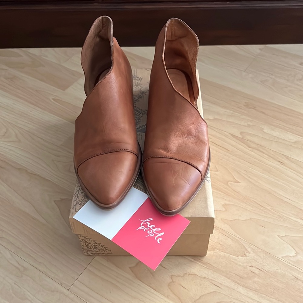Free People Flat Royals cut out booties in Taupe/Brown Size 39/9 Comes in box